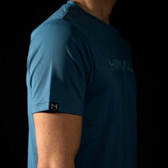 detailed fit photo of the sleeve for the mens pursuit tech tee featuring quick dry materials