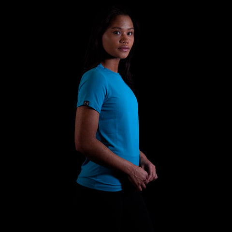 fit photo for the womens pursuit tech tee featuring quick dry materials